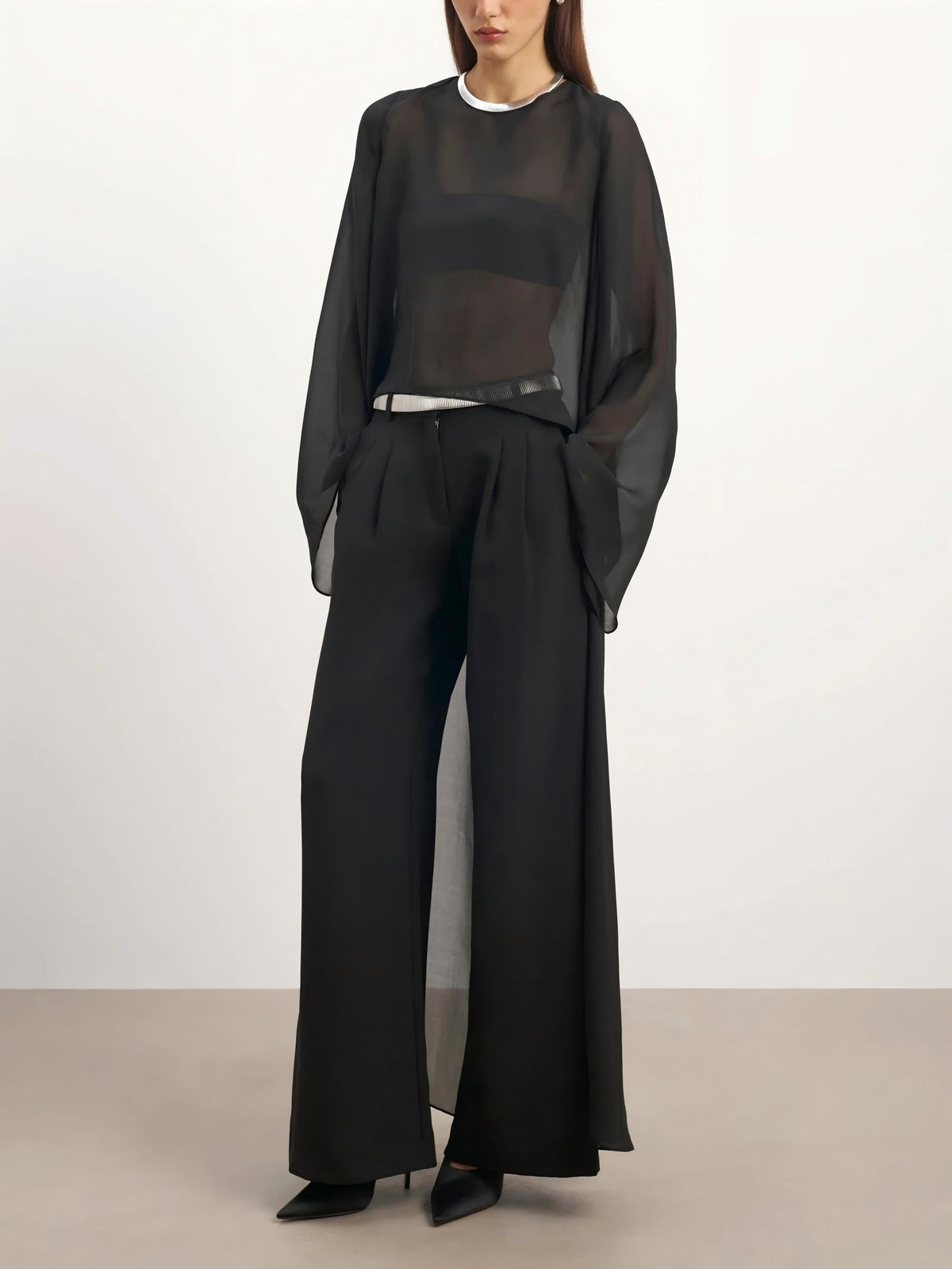 AURA | Blusa capa de gasa y jeans de corte curvo