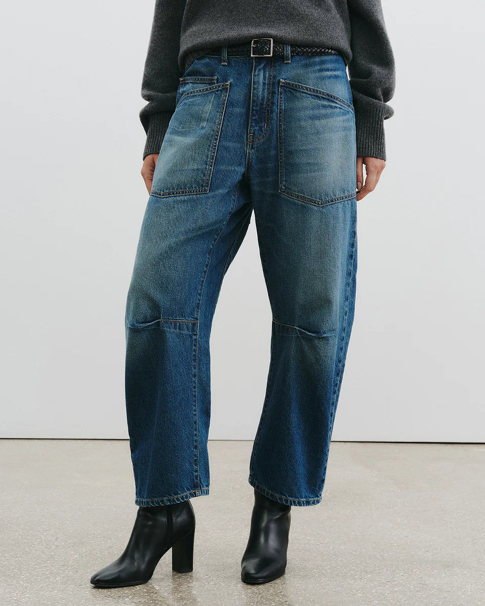 AURA | Blusa capa de gasa y jeans de corte curvo